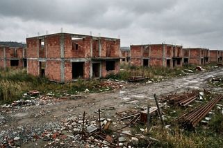 Zaplatili za dům, dostavět jej museli sami a nakonec o něj přišli